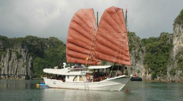 Prince Junk 2 cabins(4 guests private charter and stay at 2 cabins)