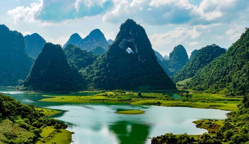 🏞 Thang Hen Lake – A Hidden Emerald in Cao Bang’s Mountains